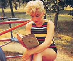 MarilynMonroeReadsJamesJoyce