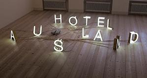 WEB_Sophie Bouvier Auslander, Hotel Ausland, installation au sol, neon, laiton, 2012-2014, vue de l'exposition PersogEspace Echallens 13--672x359