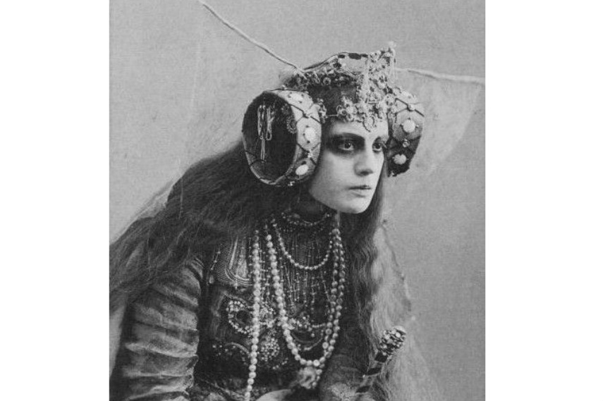 Elsa-von-Freytag-Loringhoven-Costume-and-Makeup-Detail