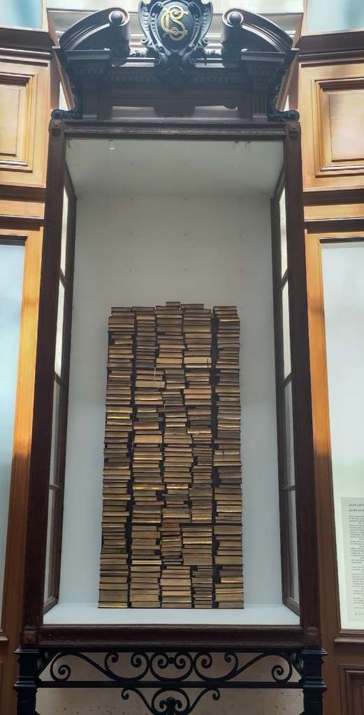 La Bibliothèque (Missels couchés sur leurs tranches dorées)